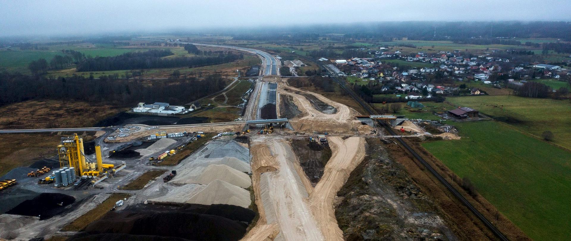 Widok z lotu ptaka na budowany węzeł drogowy. Pochmurny dzień