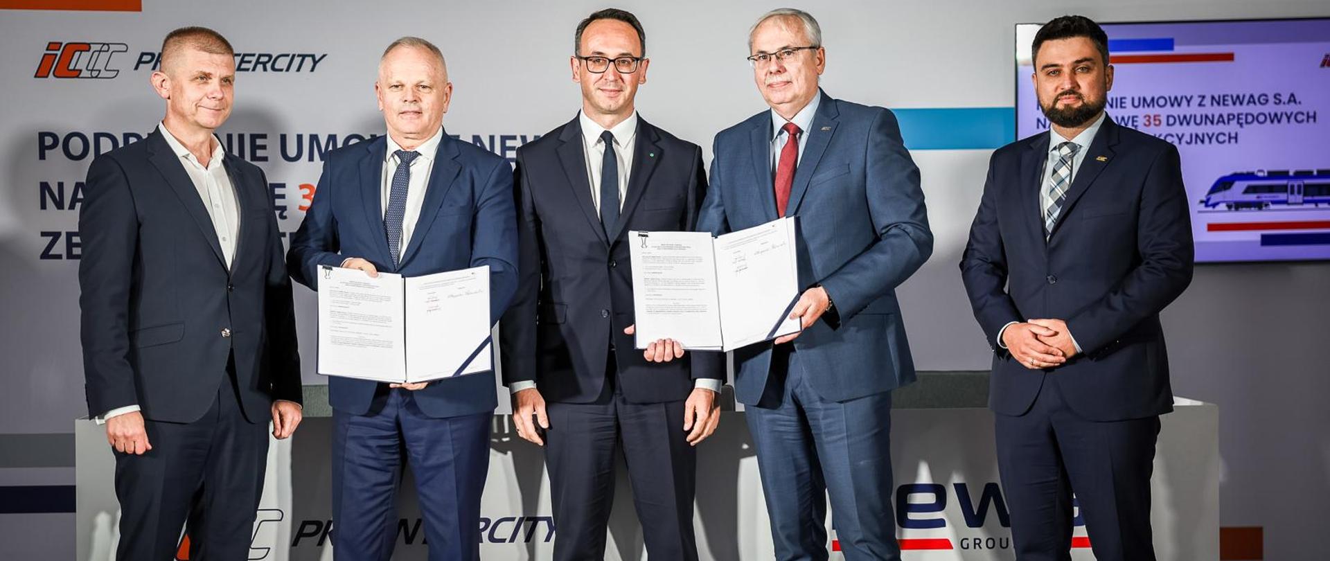 Minister infrastruktury Dariusz Klimczak po podpisaniu przez PKP Intercity umowy z firmą NEWAG SA na dostawę 35 dwunapędowych zespołów trakcyjnych
