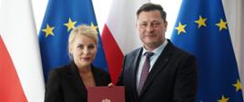 Minister MRiT Krzysztof Paszyk wręcza nominację Agnieszce Majewskiej, nowej Rzeczniczce MŚP