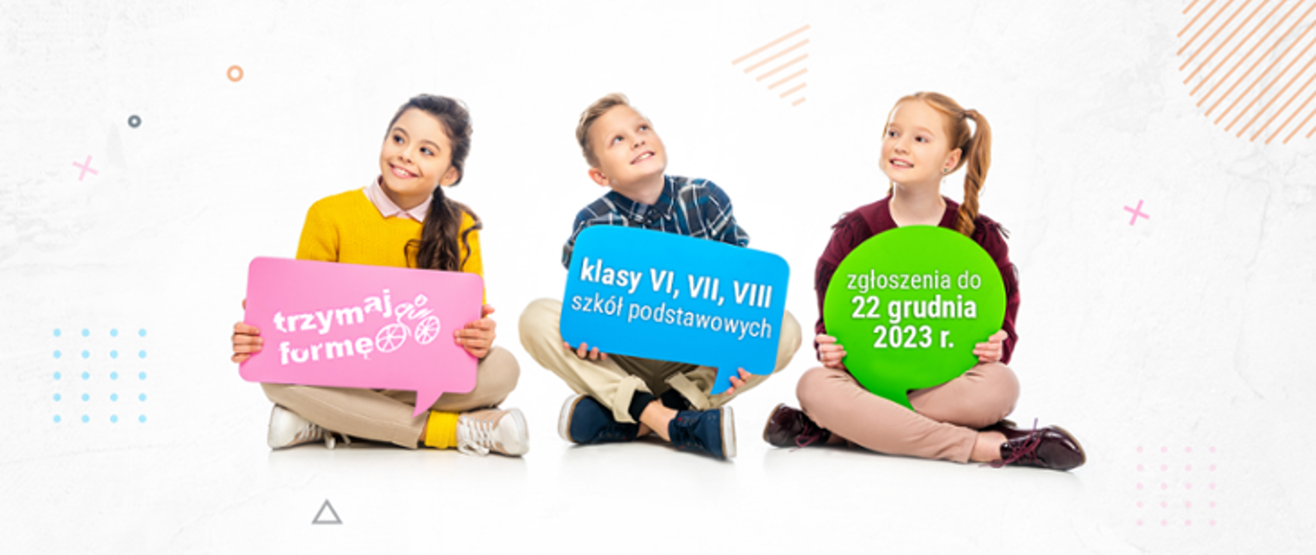 Grupa dzieci z plakatami o treści Trzymaj formę, klasy Vi VII VIII zgłoszenia do 23 grudnia 2023 r.