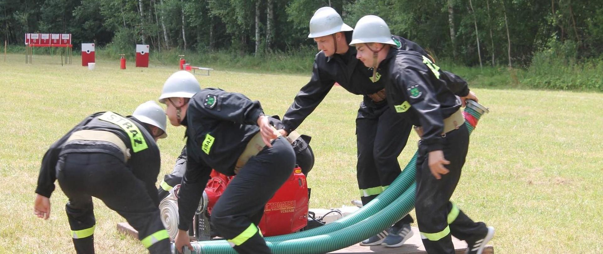 Strażacy OSP podczas ćwiczenia bojowego.