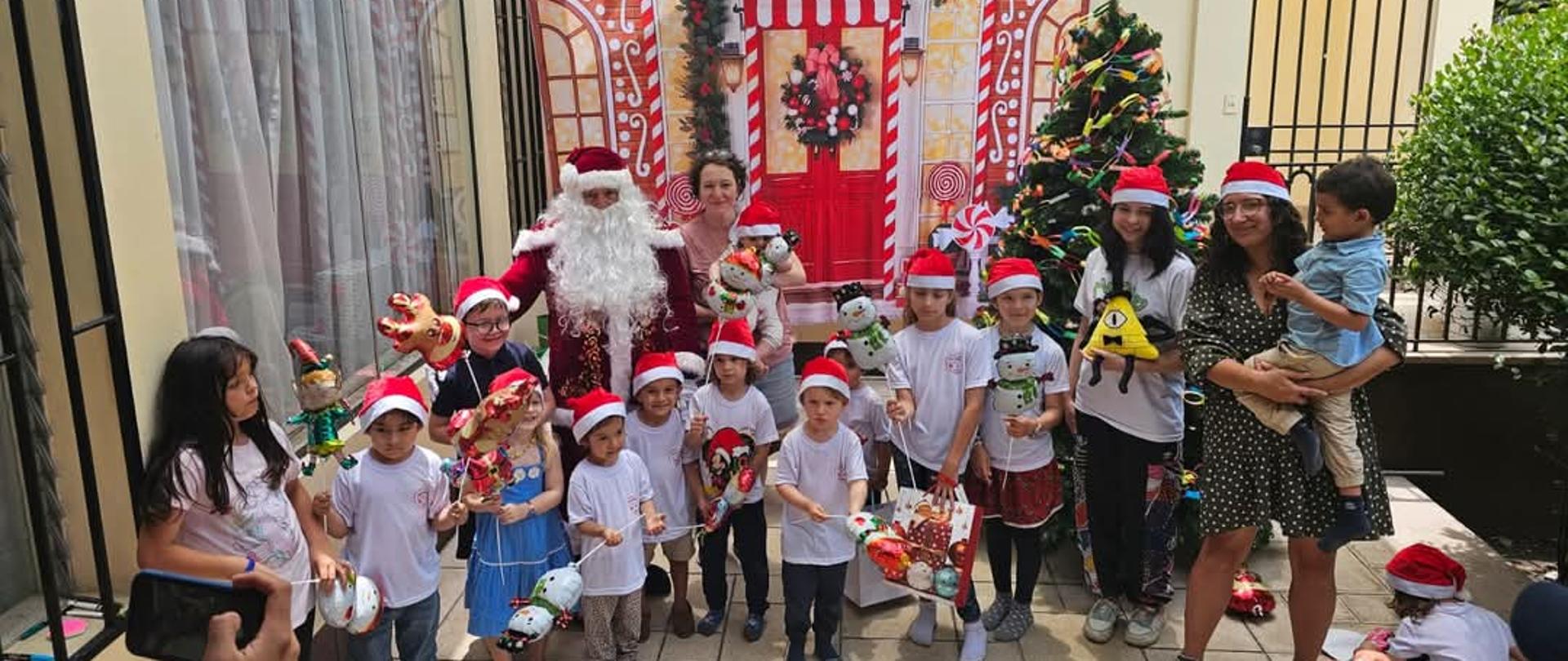 ¡Papá Noel visitó la Embajada de Polonia en Lima! 