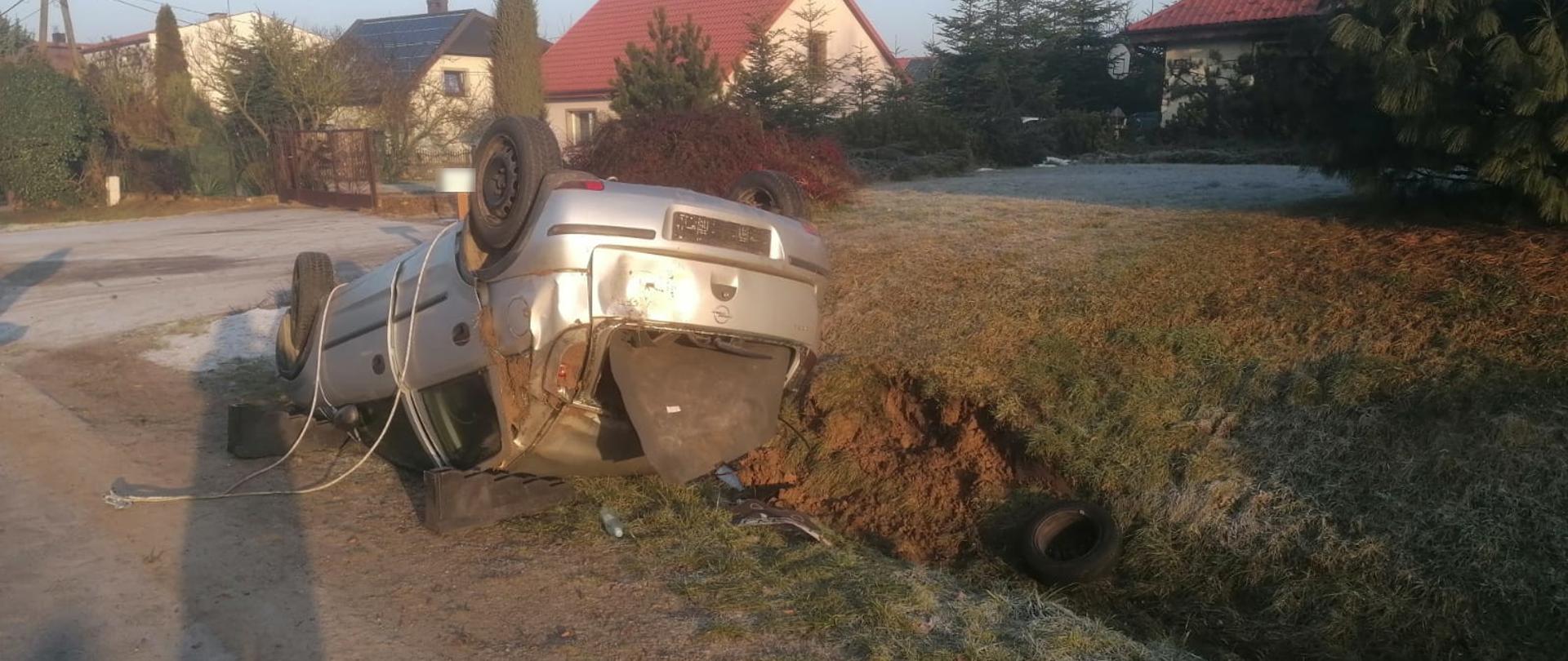 Uszkodzony samochód osobowy wpadł do przydrożnego rowu.