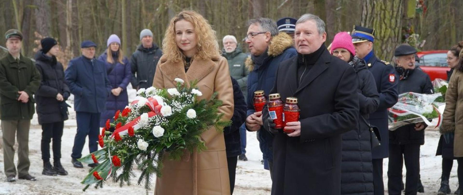 Na zdjęciu widać kobiety i mężczyzn