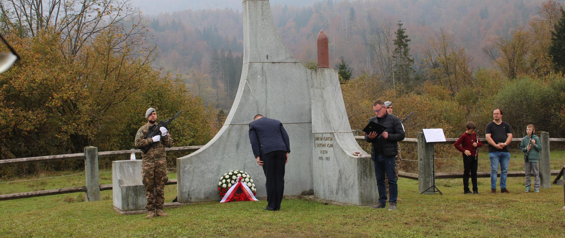 Namestnik konzula Republike Poljske v Ljubljani Szymon Białek je položil venca na vojaških pokopališčih ukanc in Rebro, kjer so pokopani poljski vojaki, ki so služili v avstro-ogrski vojski in se med prvo svetovno vojno bojevali na slovenskih tleh ter tu umirali za Poljsko.