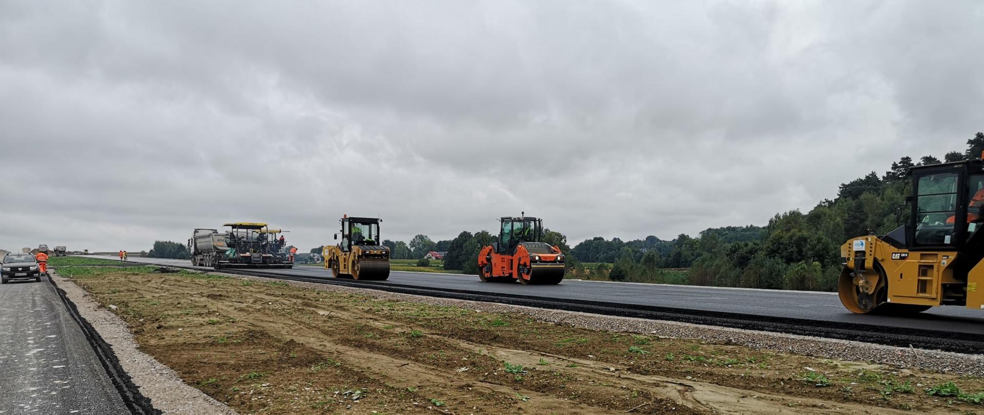 S7 budowa Miechów-Szczepanowice, walce drogowe wyrównują i zagęszczają układany asfalt