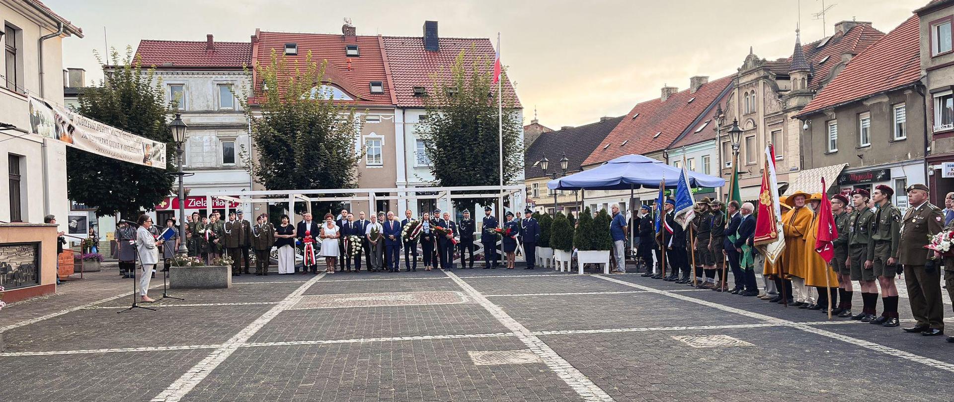 Uczestnicy wydarzenia zebrani na ostrzeszowskim rynku.