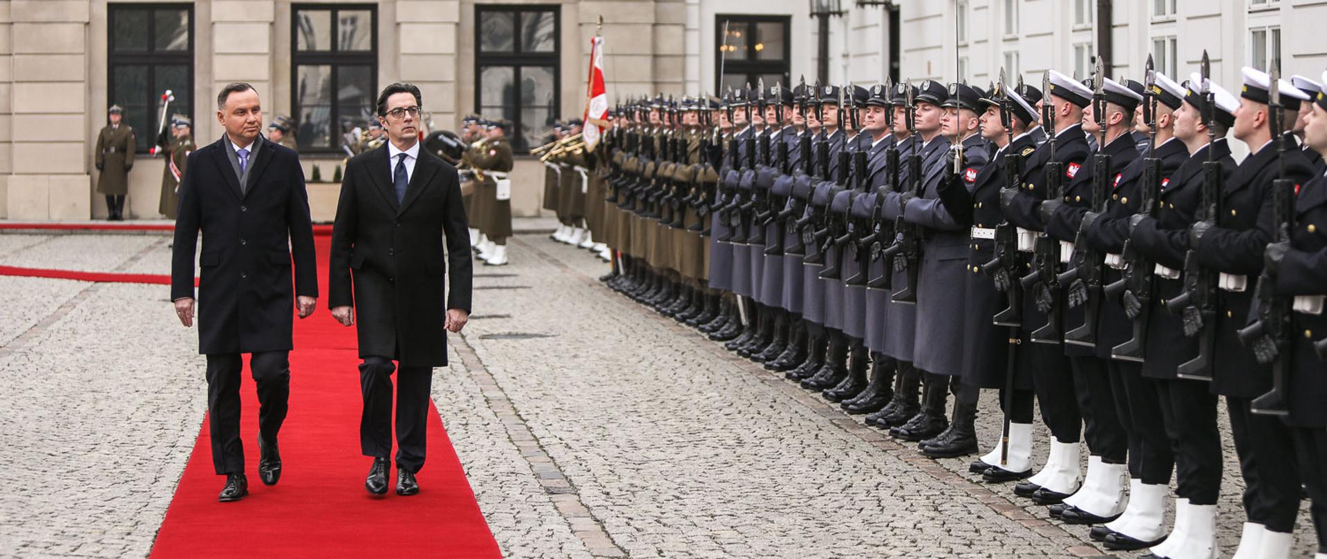 Prezydent Andrzej Duda oraz Prezydent Republiki Macedonii Północnej Stevo Pendarovski na dziedzińcu Pałacu Prezydenckiego. Fot. Jakub Szymczuk / KPRP.