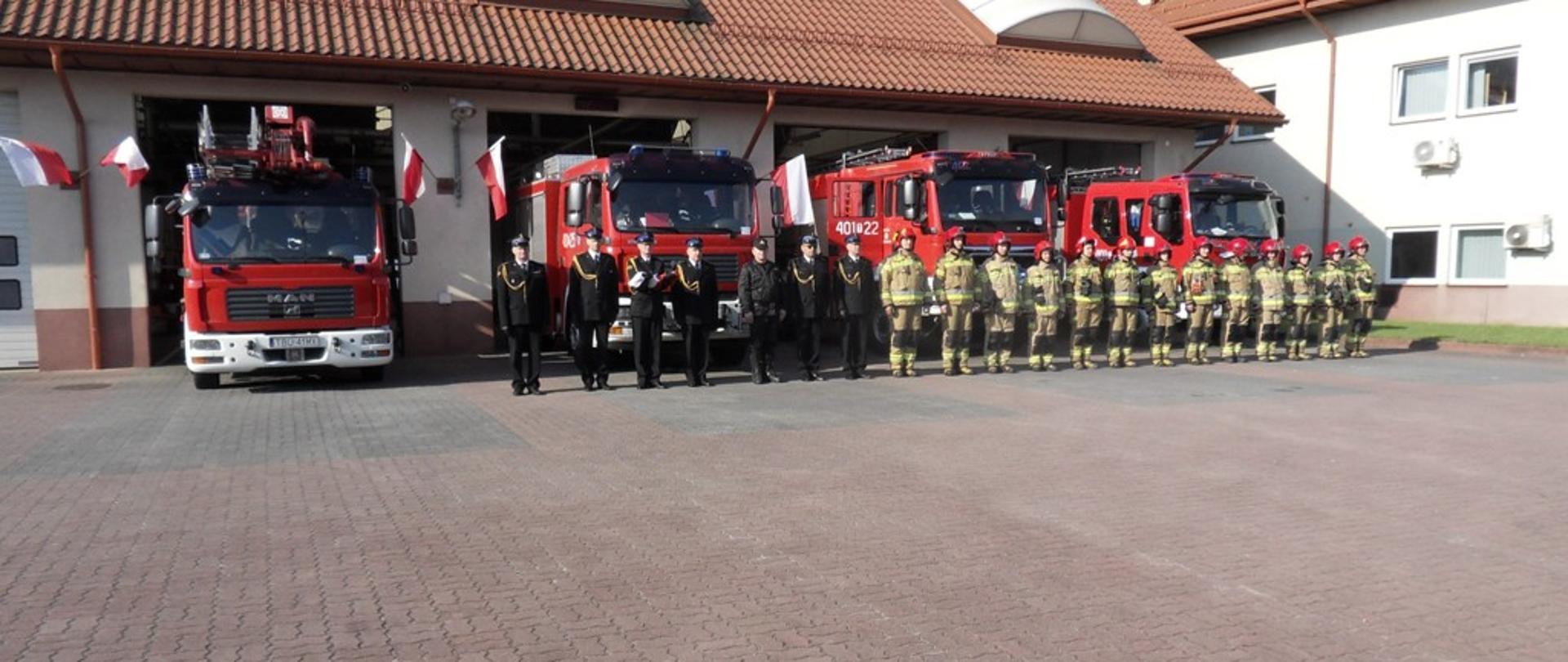 Uroczysta zbiórka buskich strażaków z okazji Narodowego Święta Flagi