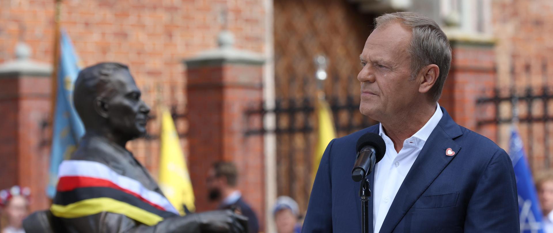 Prime Minister Donald Tusk at the unveiling ceremony of the Lech Bądkowski monument in Gdańsk.