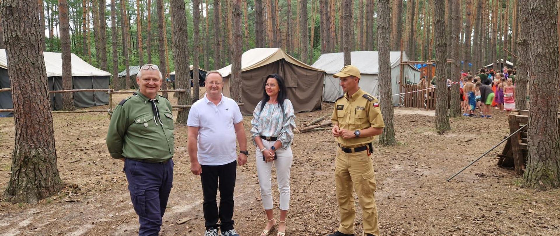 Zdjęcie przedstawia przedstawicieli PSP oraz Urzędu Gminy Wolsztyn podczas wizytacji obozu.