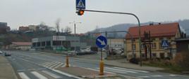 na zdjęciu widać przejście dla pieszych na DK8 w miejscowości Bardo. W tle widać pojazdy poruszające się drogą