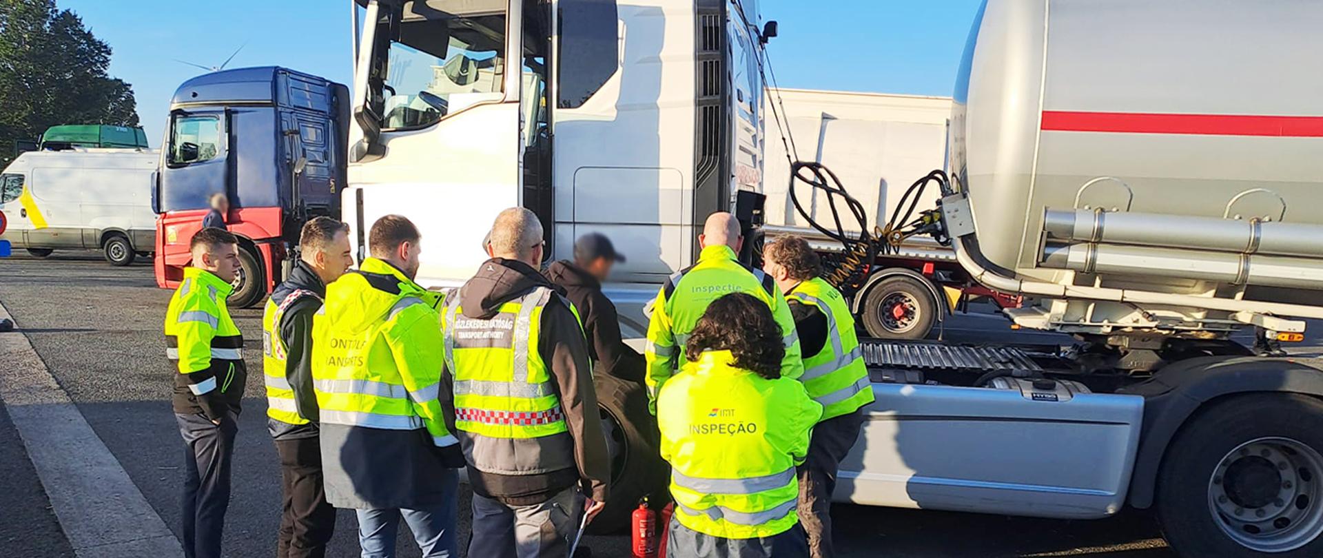 Międzynarodowe warsztaty ADR z udziałem lubelskich inspektorów na autostradzie A1 w pobliżu Antwerpii
