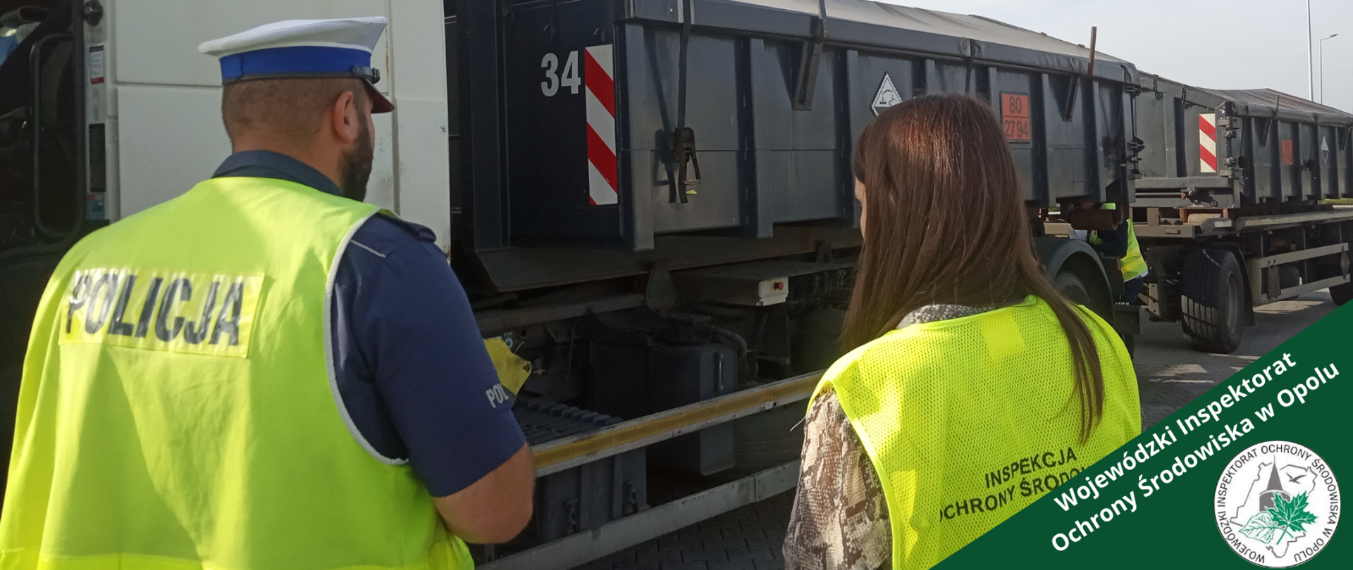 Inspektor Wojewódzkiego Inspektoratu Ochrony Środowiska w Opolu podczas akcji nielegalne odpady