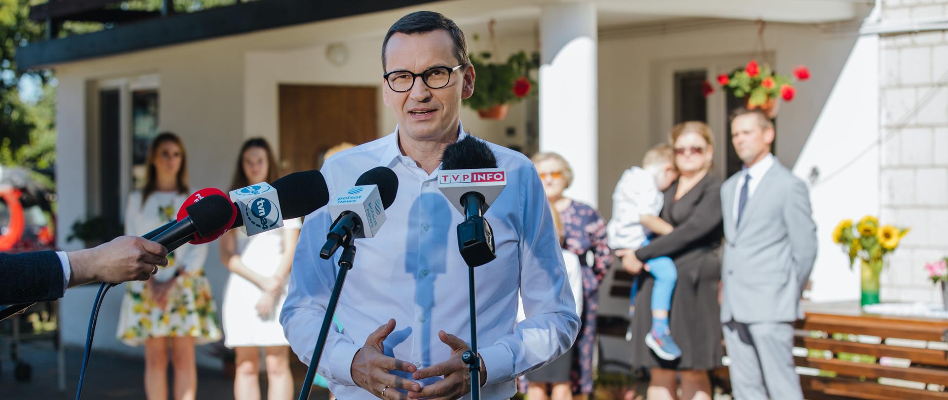 Prime Minister Mateusz Morawiecki during his visit to the household in Bujały-Gniewosze