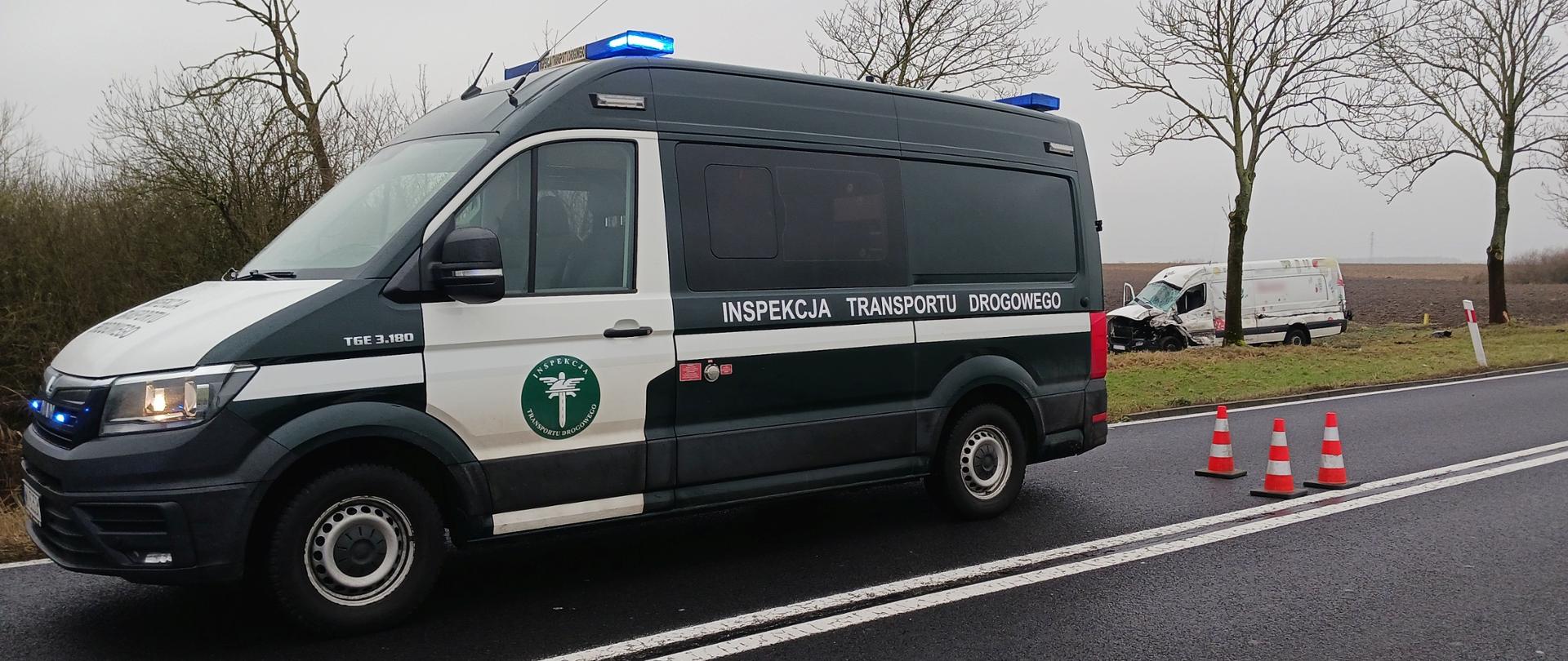 Radiowóz Inspekcji Transportu Drogowego i bus zahaczony przez naczepę.