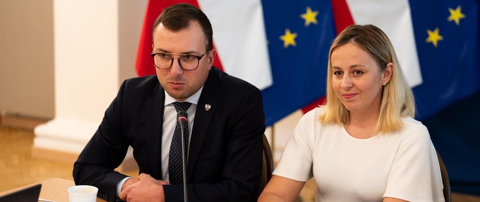 Spotkanie Pełnomocników Wojewodów ds. Mniejszości Narodowych i Etnicznych.
Na zaproszenie Ministerstwa Spraw Wewnętrznych i Administracji i Wojewody Dolnośląskiego Macieja Awiżenia w Dolnośląskim Urzędzie Wojewódzkim odbyło się spotkanie Pełnomocników Wojewodów ds. Mniejszości Narodowych i Etnicznych.
