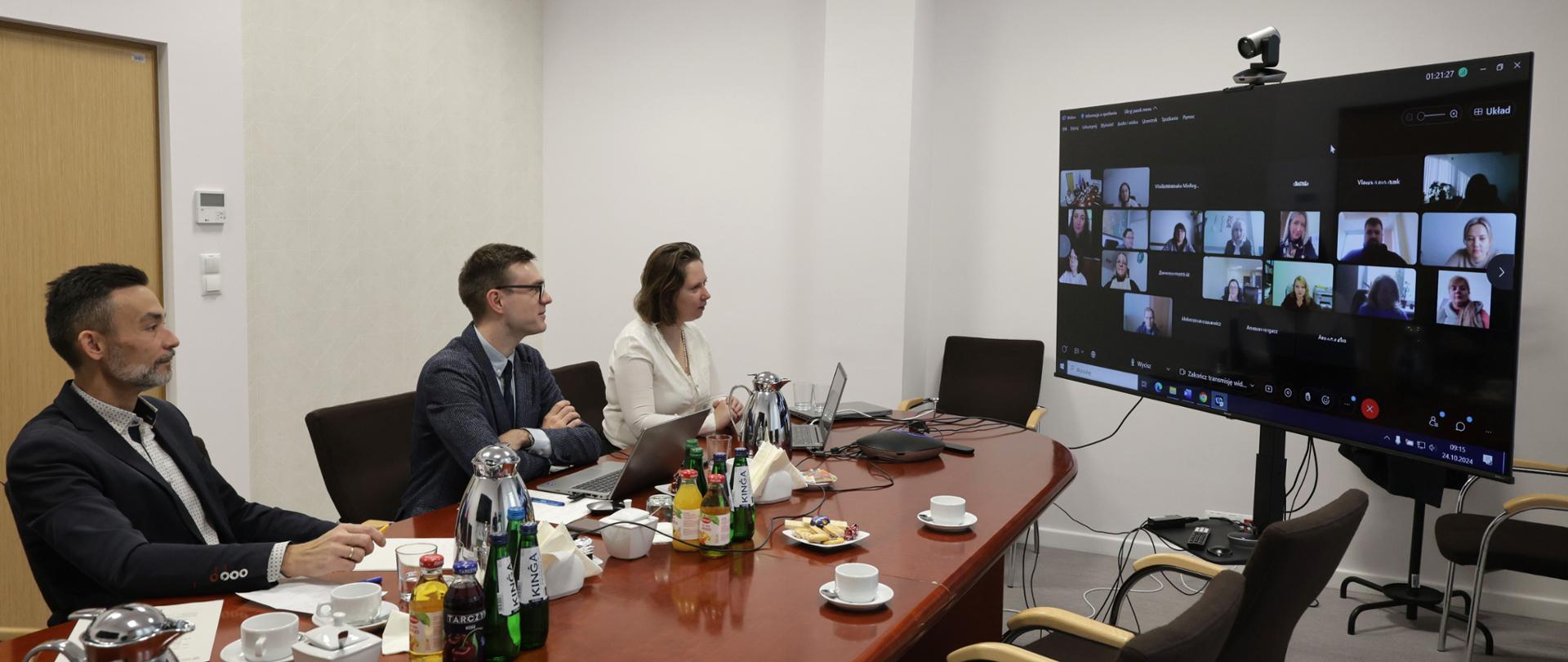 Na zdjęciu widoczne zdjęcie pracowników administracji ukraińskiej połączonych zdalnie na szkolenie oraz przedstawicieli MFiPR uczestniczących stacjonarnie.