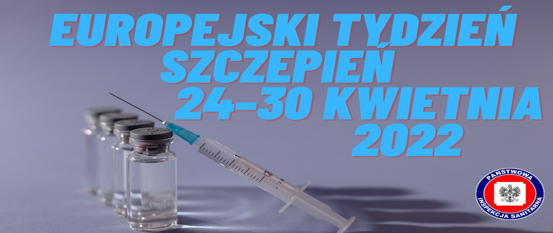 Na fioletowym tle, znajduje się strzykawka oparta o szklane pojemniki ze szczepionką, na górze jest napis : Europejski Tydzień Szczepień 24–30 kwietnia 2022, w prawym dolnym rogu znaczek Państwowej Inspekcji Sanitarnej.