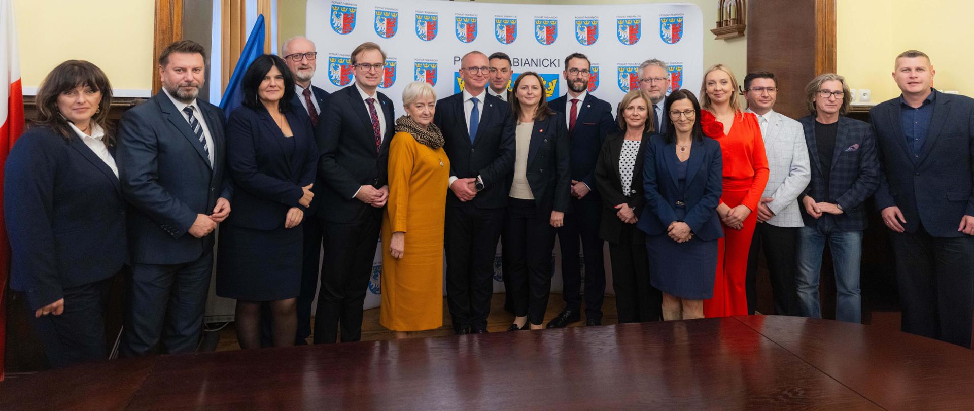 Pamiątkowa fotografia uczestników spotkania w Pabianicach 