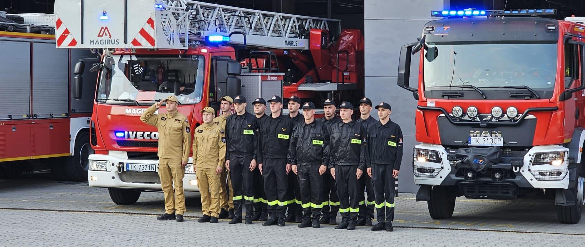 Zdjęcie przedstawia strażaków z jednostki ratowniczo-gaśniczej podczas minuty ciszy w hołdzie tragicznie zmarłym funkcjonariuszom z Komendy Miejskiej Państwowej Straży Pożarnej w Poznaniu.