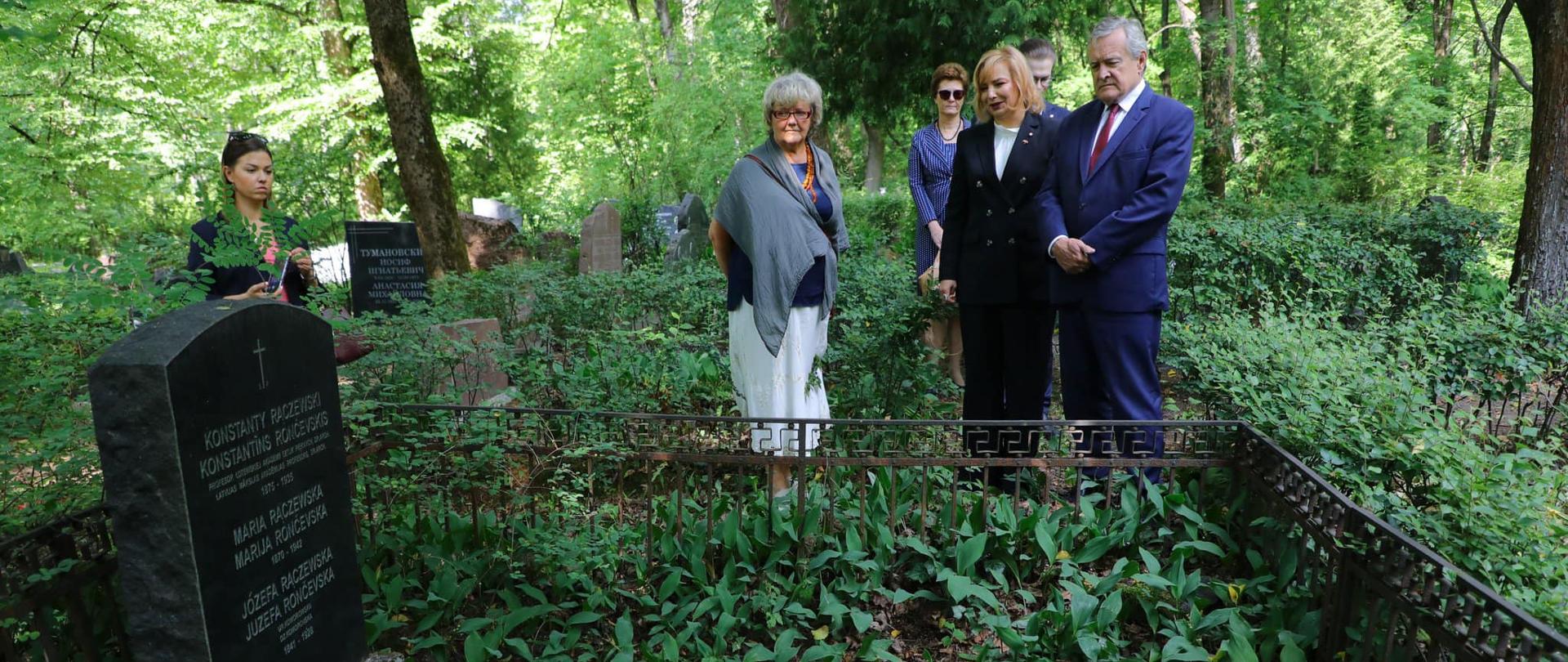 Wizyta ministra kultury i dziedzictwa narodowego na cmentarzu św. Michała w Rydze, fot. Danuta Matloch