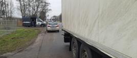 Ciężarówka zatrzymana przez inspektorów Mazowieckiego Wojewódzkiego Inspektoratu Transportu Drogowego Nietrzeźwi kierowcy zostali przekazani funkcjonariuszom Policji 