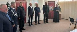 Zaproszeni goście od lewej strony:
- st. bryg. w st. spocz. Hubert Chmielecki były Komendant Powiatowy PSP w Grodzisku Mazowieckim,
- mł. insp. Krzysztof Domeracki– Zastępca Komendanta Powiatowego Policji w Grodzisku Mazowieckim,
- bryg. Marek Szymanek – Zastępca Komendanta Powiatowego PSP w Grodzisku Mazowieckim,
- Marek Wieżbicki - starosta Grodziski,
- Grzegorz Benedykciński – radny Sejmiku Województwa Mazowieckiego,
- bryg. Marcin Strzyżowski - Komendant Powiatowy PSP w Grodzisku Mazowieckim,
- ks. Janusz Starosta – kapelan powiatowy Straży Pożarnej,
