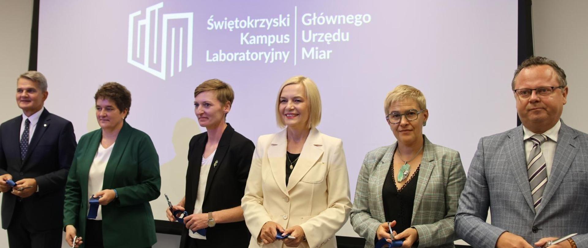 Zdjęcie: Wiceminister Maria Mrówczyńska podczas otwarcia kampusu laboratoryjnego Głównego Urząd Miar