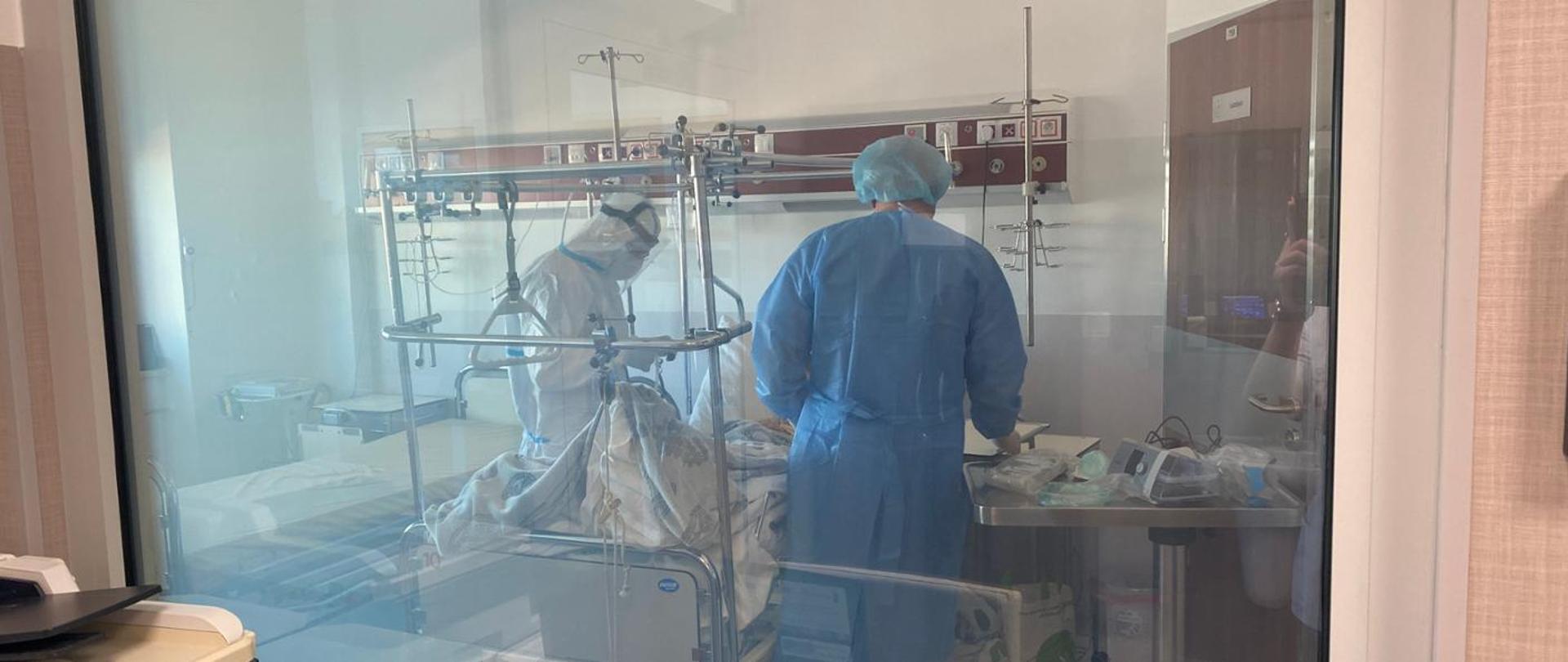 Intensive surveillance room. Thanks to the glass wall from the nursing point, it was possible to observe patients undergoing treatment according to the developed procedures and regimens for treating respiratory failure in the course of COVID-19 with the use of CPAP and / or BiPAP pumps.
