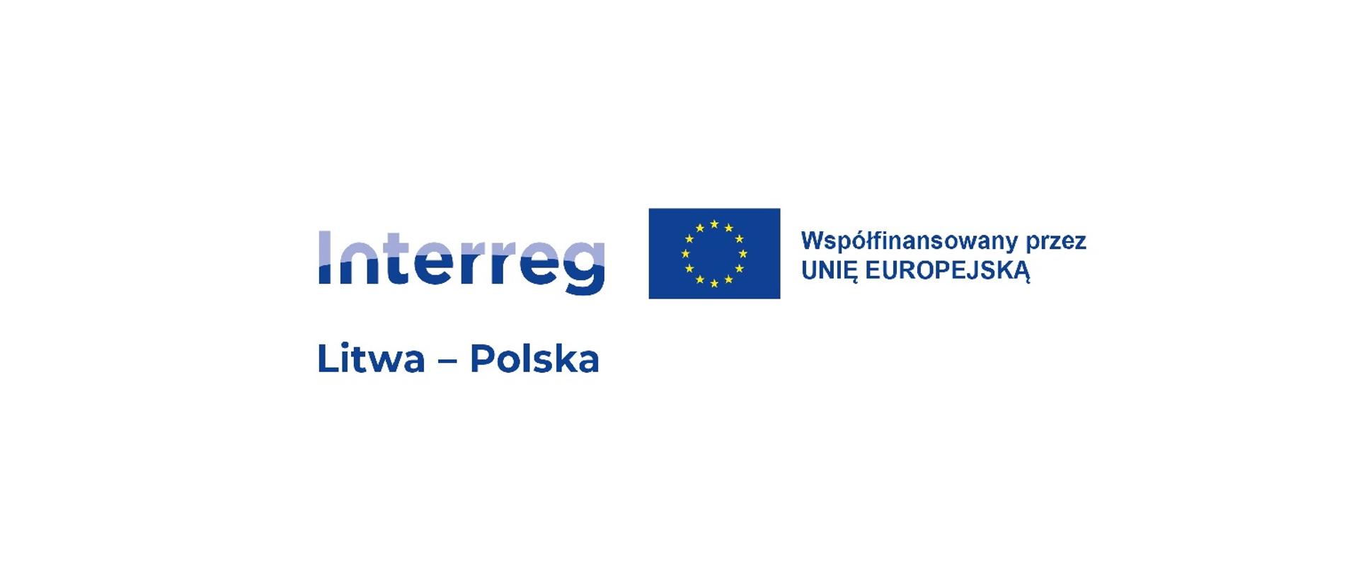 Niebieski napis na białym tle zawierający nazwę programu unijnego Interreg Litwa - Polska oraz przedstawiający logo Unii Europejskiej to jest dwanaście nieodwracalnych złotych gwiazd rozłożonych w okręgu na niebieskim tle