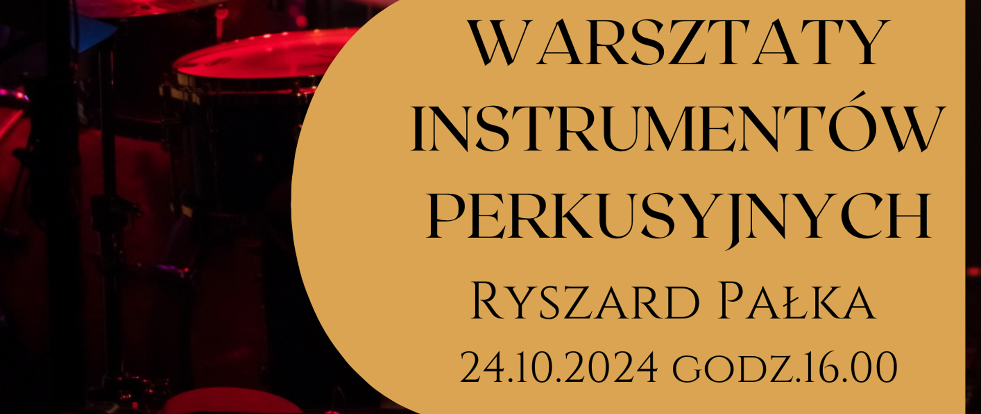 Plakat na tle zdjęcia muzyka z instrumentami perkusyjnymi i napisem WARSZTATY INSTRUMENTÓW PERKUSYJNYCH RYSZARD PAŁKA 24.10.2024 godz. 16:00