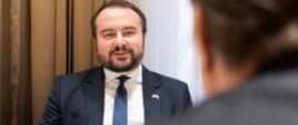 Wiceminister SZ Paweł Jabłoński i Wiceminister SZ Grecji ds. europejskich Miltiadis Varvitsiotis wraz z resztą delegacji. 