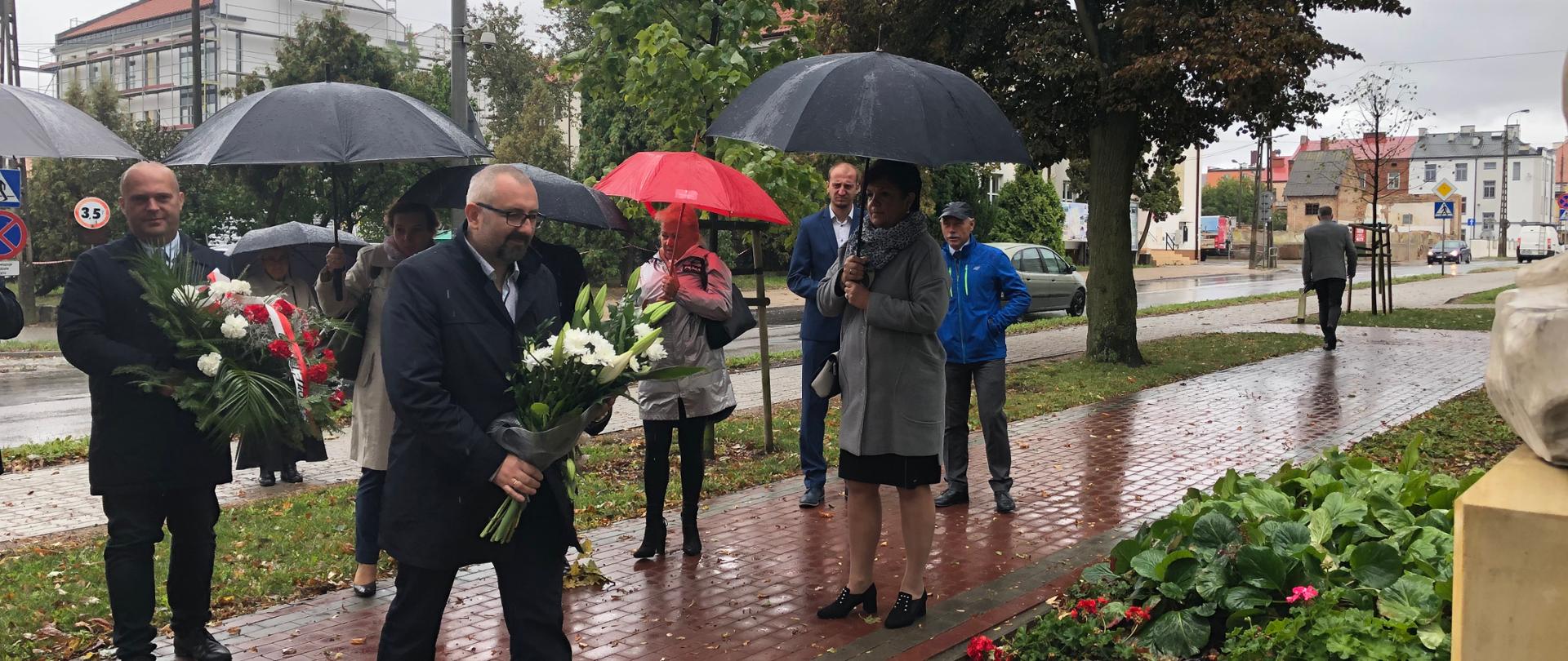 Złożenie kwiatów przy pomniku patrona miasta.