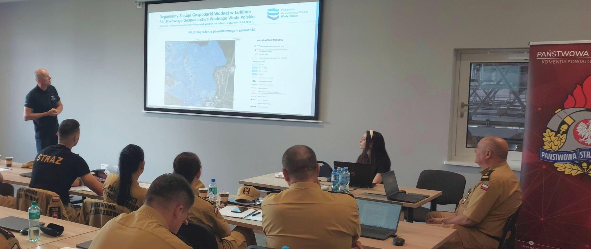 
Szkolenie funkcjonariuszy Państwowej Straży Pożarnej z praktycznego wykorzystania map zagrożenia powodziowego i map ryzyka powodziowego.
