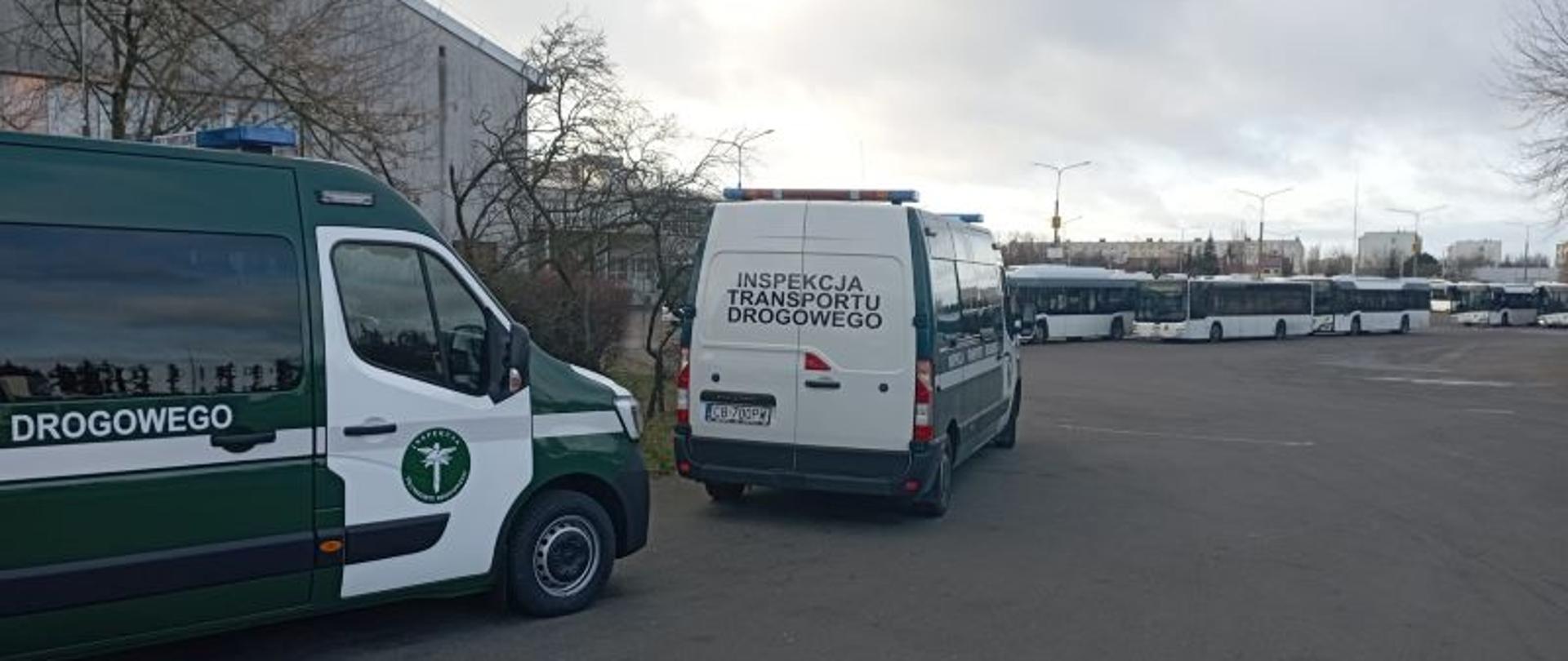 Pojazdy służbowe ITD na tle toruńskich autobusów