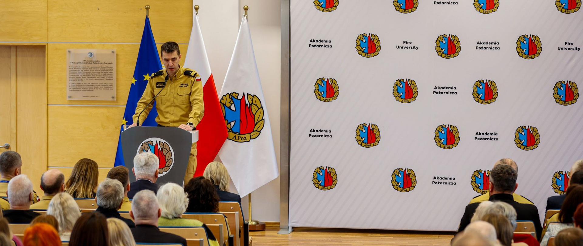 Na mównicy przemawia Komendant Główny PSP, przed nim siedzą uczestnicy konferencji