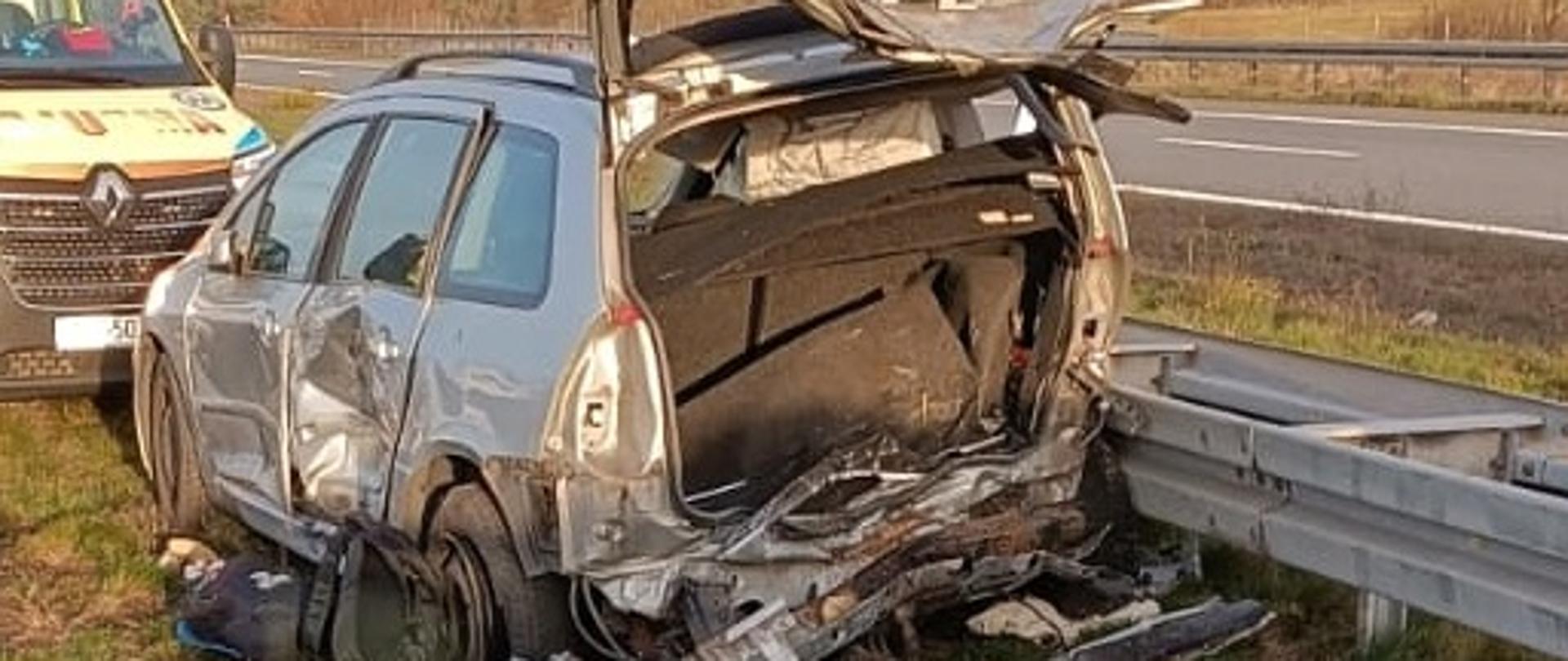 ZDERZENIE POJAZDÓW OSOBOWYCH NA AUTOSTRADZIE A2 W MIEJSCOWOŚCI SOBÓTKA