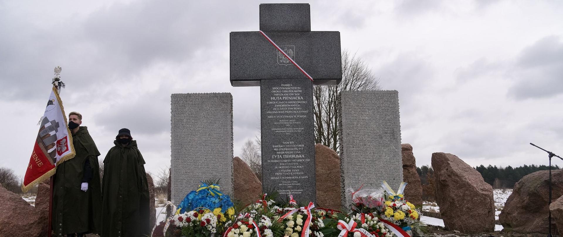Huta Pieniacka mogiła kilkuset niewinnych Polaków, zamordowanych 28 lutego 1944, Kamienne Monumenty z nazwiskami oraz Granitowy Krzyż, pod którym złożono kwiaty i wieńce.