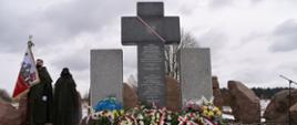 Huta Pieniacka mogiła kilkuset niewinnych Polaków, zamordowanych 28 lutego 1944, Kamienne Monumenty z nazwiskami oraz Granitowy Krzyż, pod którym złożono kwiaty i wieńce.