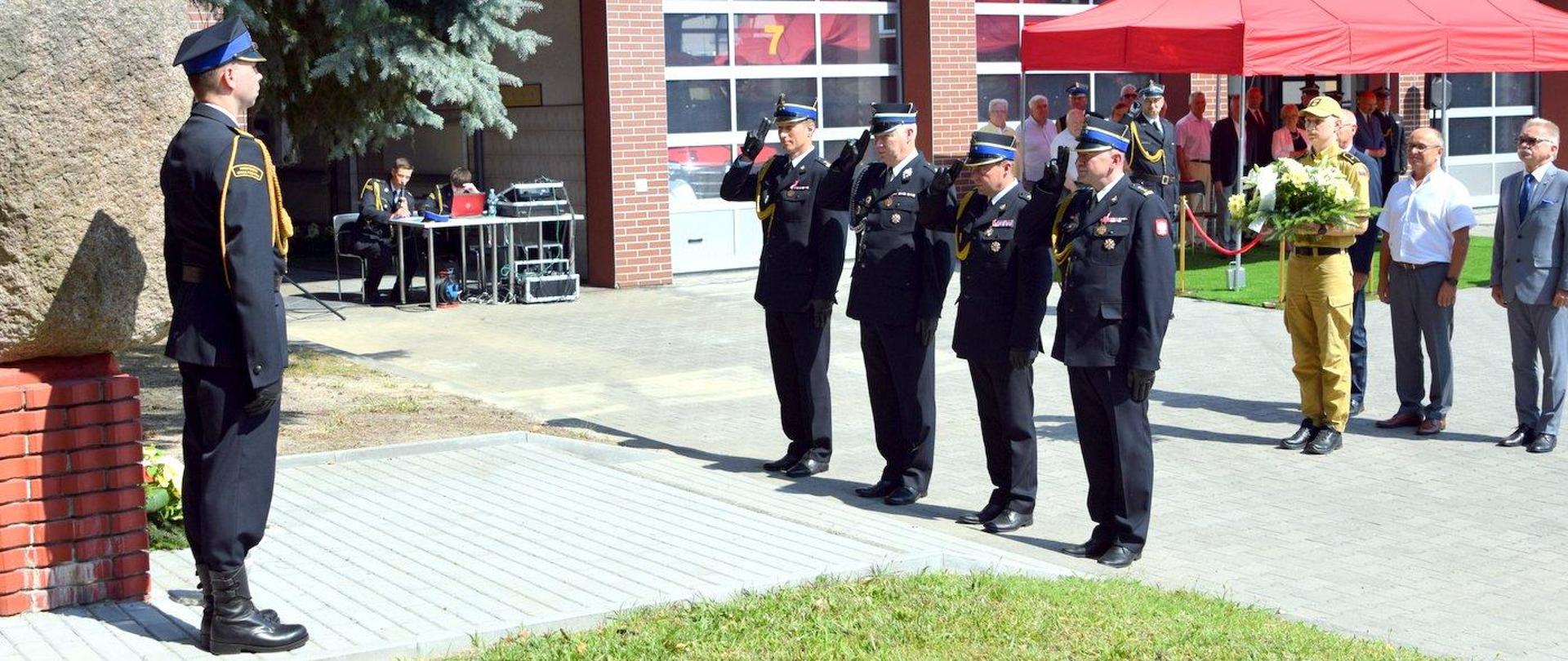 Zdjęcie zrobione podczas uroczystości upamiętniających płk. poż. Andrzeja Bazanowskiego. Zdjęcie zrobione na placu przed komendą miejską PSP w Rzeszowie. Na zdjęciu uczestniczy uroczystości, wśród nich oficerowie Państwowej Straży Pożarnej