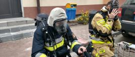 2. Ćwiczenia kazimierskich strażaków na budynkach wielorodzinnych – zakładanie sprzętu ochrony układu oddechowego przez rotę gaśniczą.