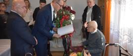 Krzysztof Murawski odczytał i wręczył Jubilatowi list od Premiera Rządu RP Mateusza Morawieckiego oraz przekazał życzenia od Wojewody Mazowieckiego Konstantego Radziwiłła. 