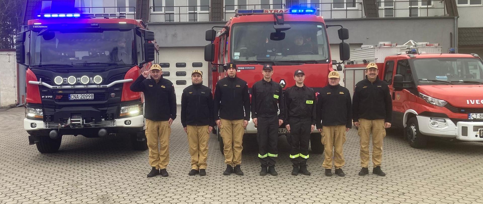 Na zdjęciu strażacy podczas hołdu