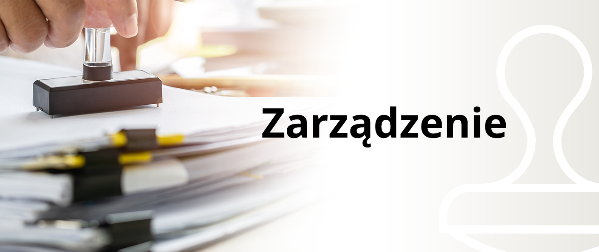 Zdjęcie przedstawia baner z napisem zarządzenie oraz pieczątkę