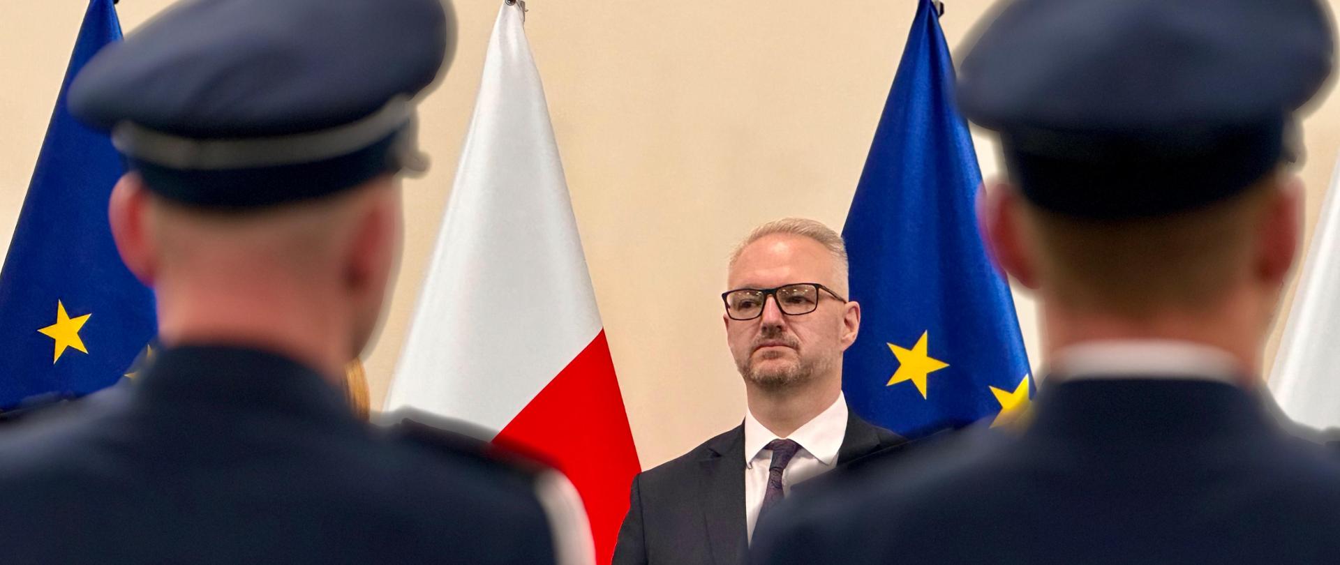 Wojewoda Warmińsko-Mazurski Radosław Król podczas promocji oficerskiej absolwentów Akademii Policji w Szczytnie - fot. nr 2.