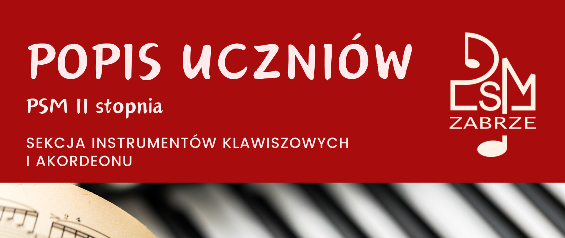 Plakat promujący występ uczniów. Na czerwonym tle w środku jest zdjęcie otwartej partytury umieszczonej na klawiszach fortepianu.