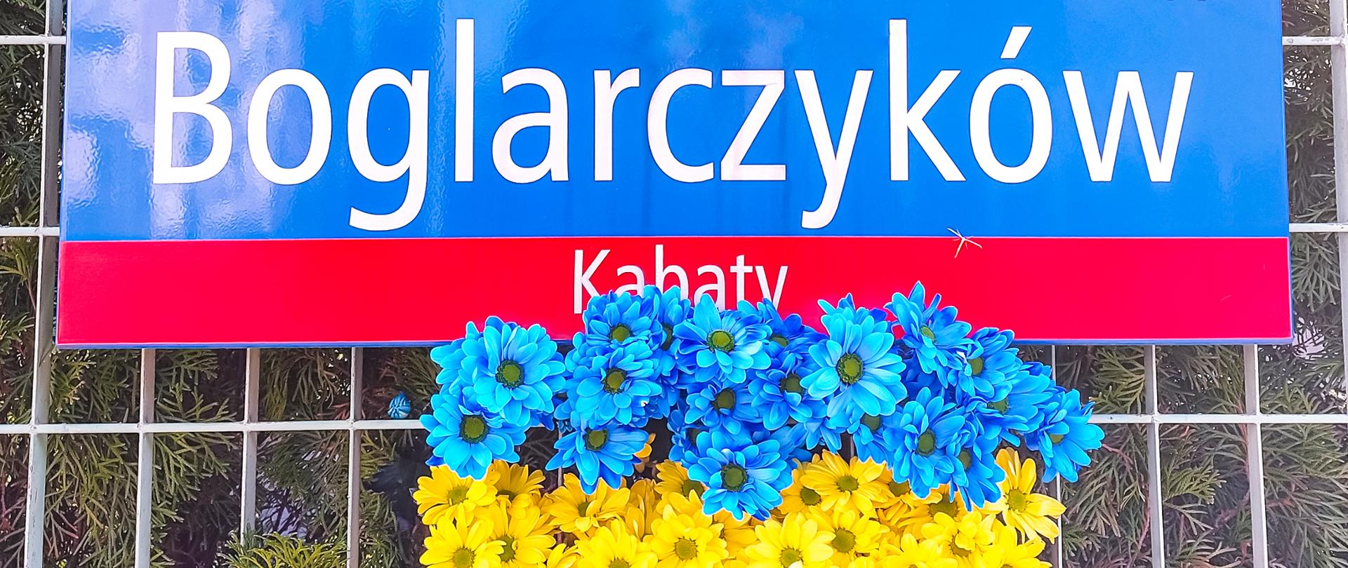 Ulica Boglarczyków na warszawskich Kabatach przystrojona kwiatami w geście solidarności z Ukrainą.