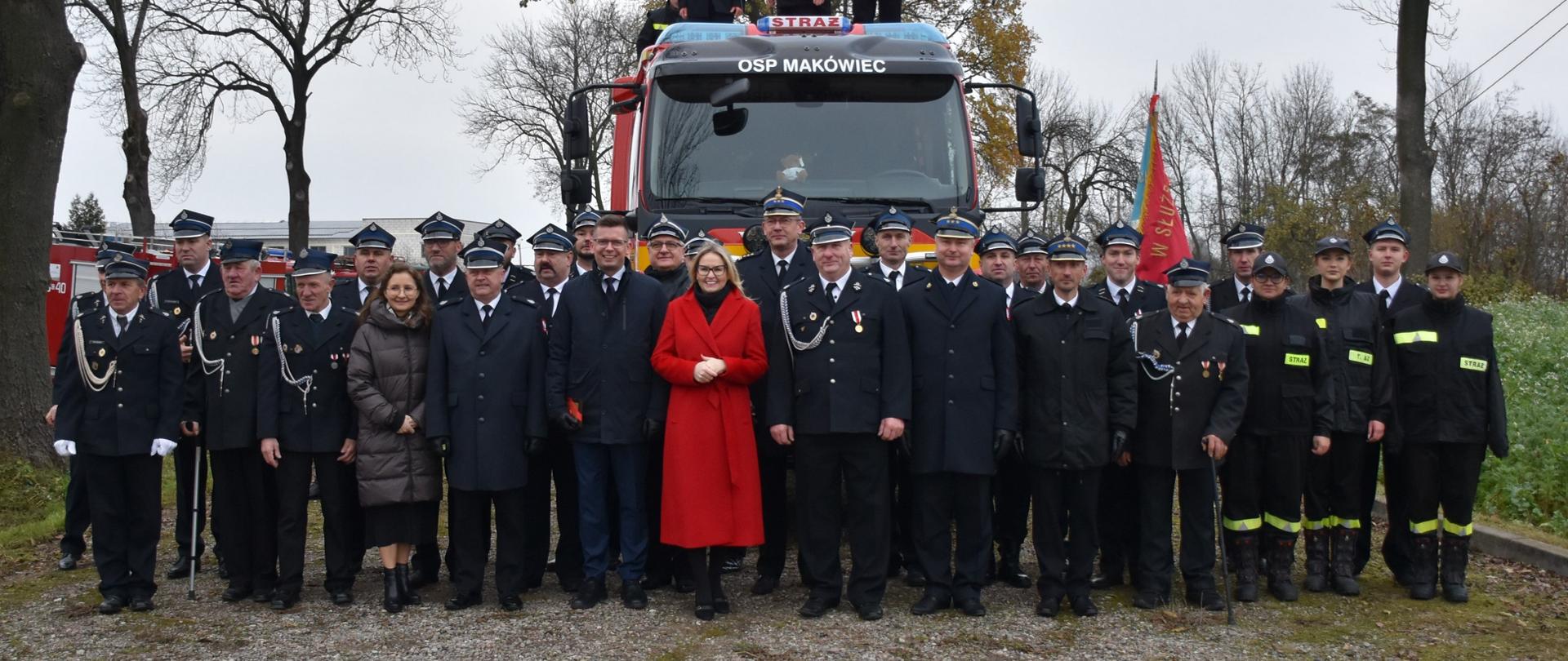 Na zdjęciu wszyscy uczestnicy wydarzenia na tle samochody pożarniczego