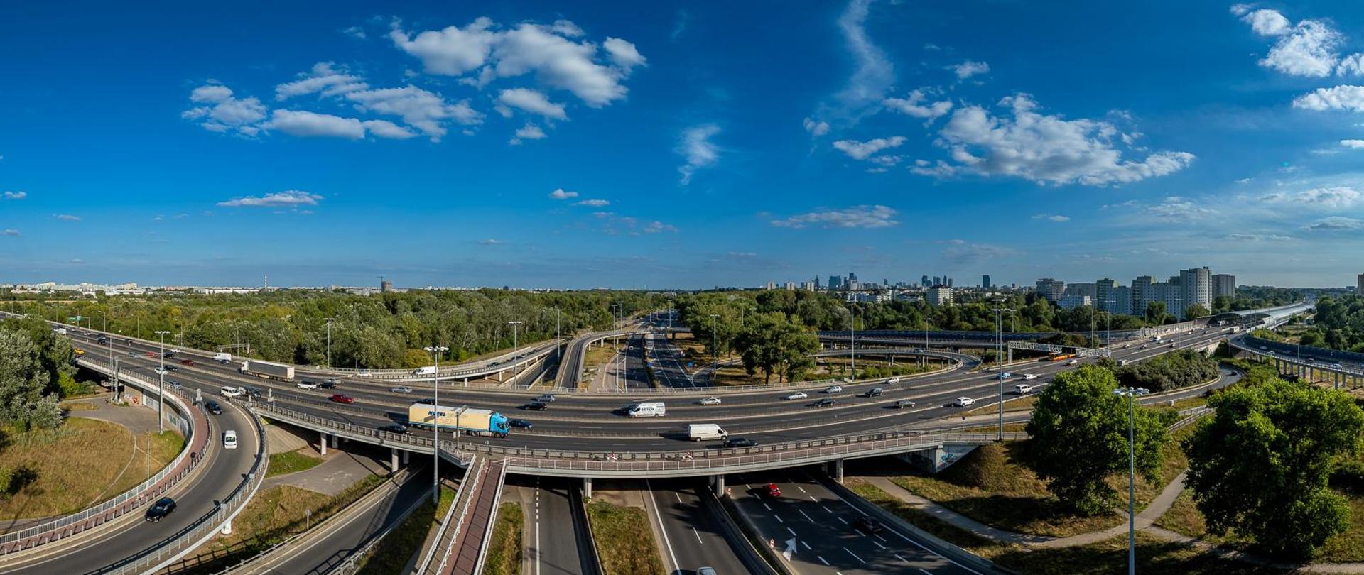 S8 w obrębie mostu Grota-Roweckiego na Wiśle w Warszawie, węzeł zespolony Modlińska, skrzyżowanie Al. Armii Krajowej i Wybrzeże Gdyńskie.